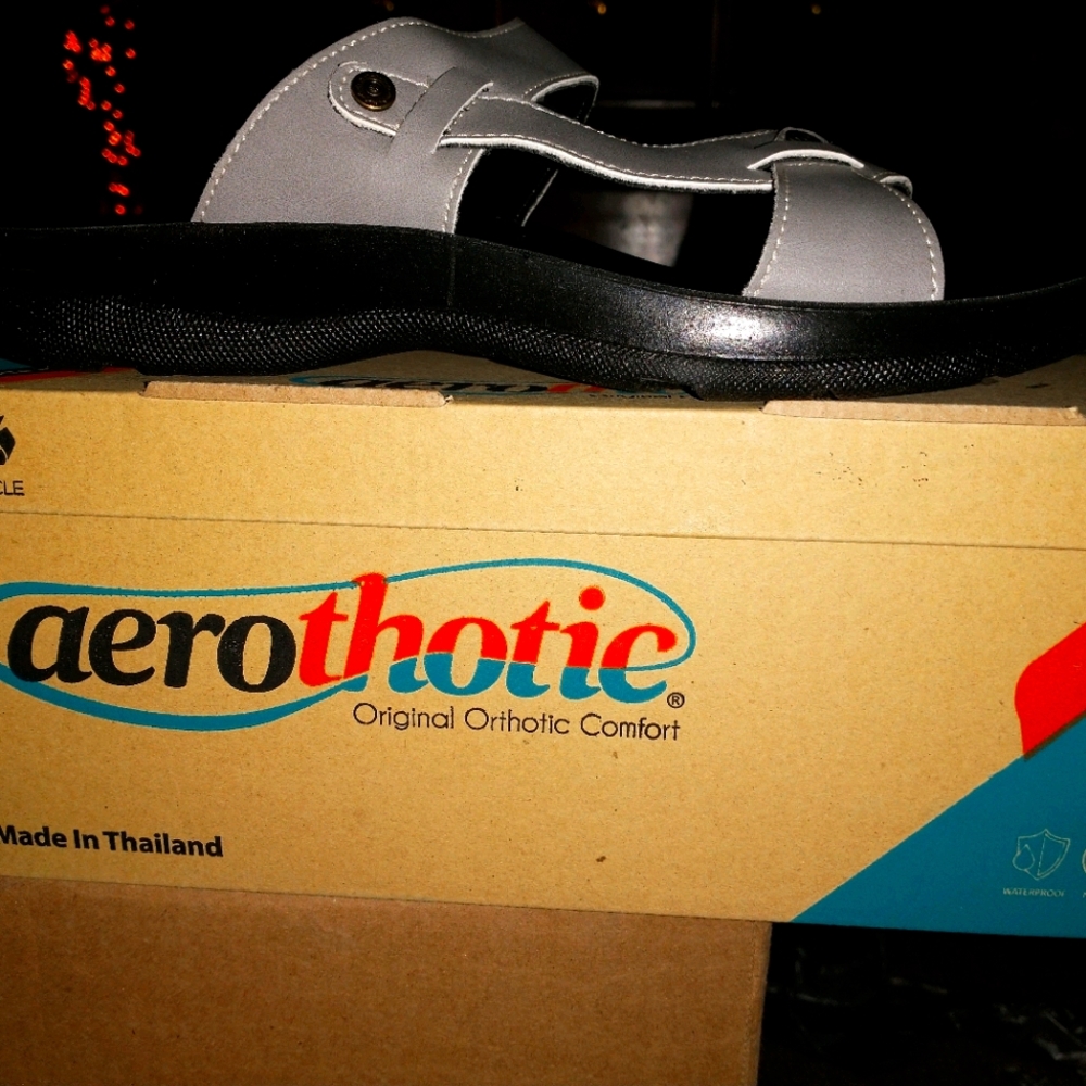 Women's aerothotic NWT grey sandals